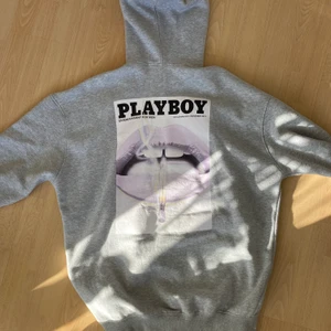 Playboy hoodie grey - Oanvänd. Buda i kommentarerna! BUDGIVNING AVSLUTAS PÅ SÖNDAG. KÖP DIREKT FÖR 450kr