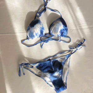 ☁️Tie dye bikini💙 - En bikini i blått tie dye/batik-mönster💙 överdelen är storlek 38 och underdelen är storlek 34 men efter som det är en knyt-design så är den mer flexibel i storlek💙 använd max 2 gånger men självklart ordentligt tvättad!! Finns inga fläckar eller slitage 💙 frakt ingår ej utan kostar 42kr💙 priset är för både överdel och underdel💙skriv om det finns några frågor💙