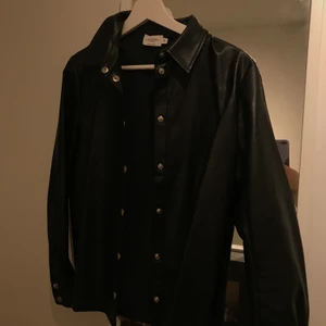 Skinnjacka /skinn skjorta - Super snygga skinnjacka/skjorta med silvriga knappar. Det är från Misslisibels kollektion med NA-KD. Kommer tyvär inte till användning längre💗💗