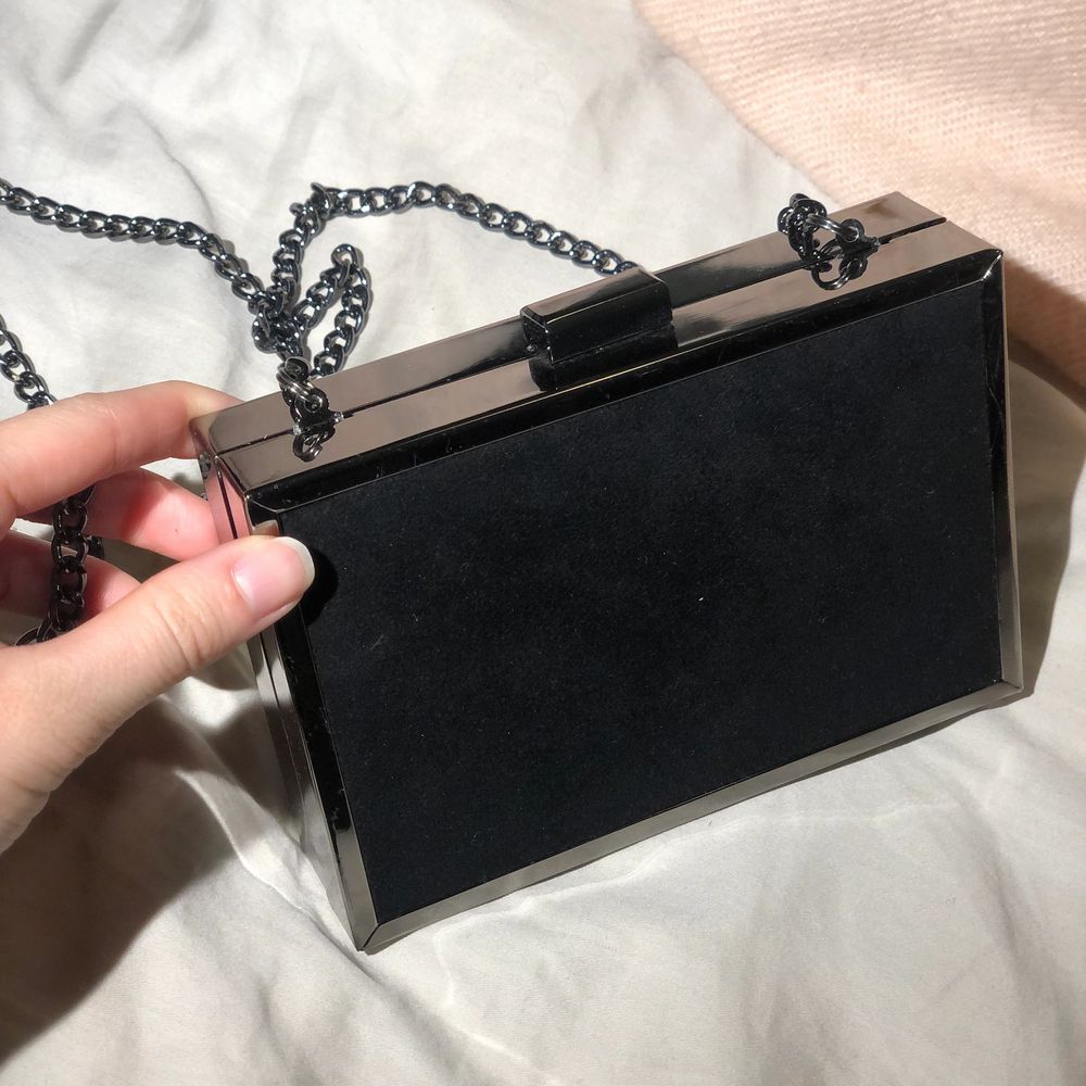En superfin box bag väska från Dune London, NYPRIS ca. 789 SEK. säljer den nu för 130kr, då jag behöver bli av med grejer. Köpt i London, men inte kommit till användning. Axelbandet är lagom långt. Perfekt till fest som till vardags! Mjuk mocka imitation på baksidan, så det inte skrapar mot plagg! Kommer med dust bag 🙌🏼Köparen står för frakt! 📩. Accessoarer.