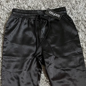 Satin jogger byxor  - Satin jogger byxor storlek XS. Nya oanvända. 