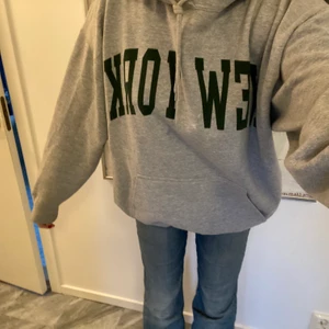 Stor grå hoodie! - Asnajs stor grå hoodie med stor luva och fleecetyg i, sjukt tjock och bra kvallitet från Brandy Melville! Köpt i New York och är i one size som sitter väldigt snyggt oversized och mysigt 🧸🙏🏼