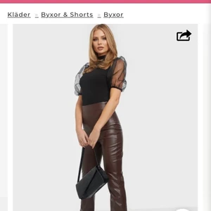 Side Cut PU pants, Nelly.se - Säljer ett par bruna byxor i läderimitation från NELLY.se med mjuk insida, hög midja, dragkedja i sidan, rak passform, slits i benslut. Helt nya, provade 1 gång, passade inte, superfräscha, hela och rena:) Modellen på bilden är från Nelly’s hemsida, hon är 175 lång och bär storlek x-small:) köparen betalar frakt:) 