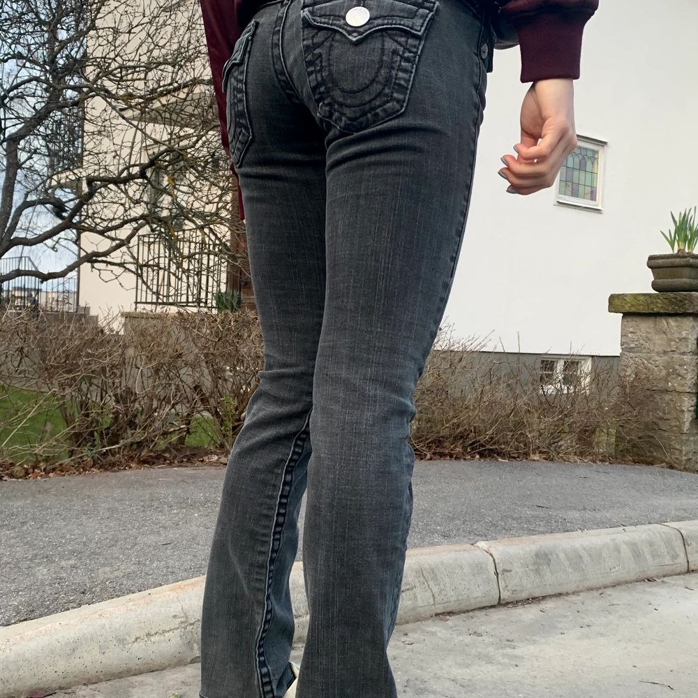 Grå Lågmidjade True Religion jeans. Jeans & Byxor.