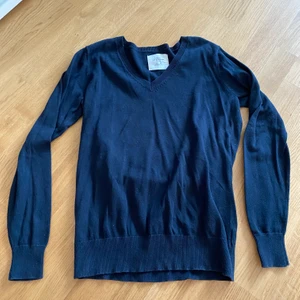 Svart tröja - Svart vringad pull over 