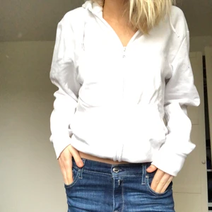Vit zip up hoodie - Vit hoodie med zip up kedja. Funkar att bära som bara tröja eller öppen över ett snyggt linne tex.