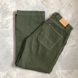 Gröna Monkibyxor  - Snygga mörkgröna byxor som har hög midja och ska sluta vid anklarna. De passar alltså super för våren/sommaren🌼Tyvärr är de för korta för mig som är 172 då byxorna är 35 cm från dess midjan till benen