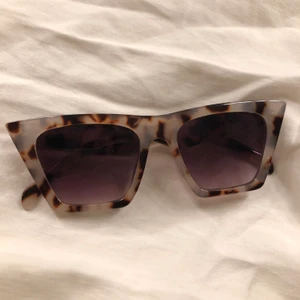 Solglasögon  - Coola glasögon med mörkt glas i en lila ton. Använda men inga repor eller skador! 