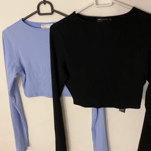 Två ribbade långärmade tröjor med tummhål, lite kortare modell. Storlek S i båda! Den ena använd en gång och sen andra ej använd! 