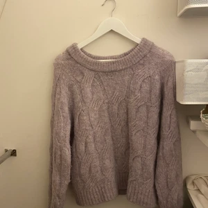 Tröja i alpacka ull - Pastell-Lila tröja i alpacka ull, super mjuk och fin men kommer inte till användning. Storlek M men passar både större och mindre 🦄 ursprungligen ifrån lindex. Skriv vid frågor eller för fler bilder 💜