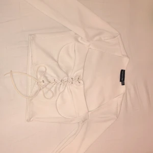 tröja - vit tröja från prettylittlething som går o knyta. Strk UK6 vilket är XS, säljes pga att den är för liten, kan mötas upp i malmö eller posta men då står köparen för frakten. kontakta för mer info. 