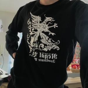 Cool tröja - Svart tröja i tjockare material med coolt tryck på