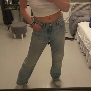 Zara jeans - Jeans från Zara som tyvärr är för små för mig, köpta på marketplace. Hos mig är de aldrig använda, endast provade .(Tidigare ägarens bilder)