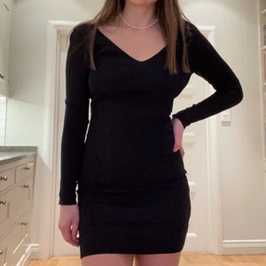 Den lilla svarta för nyår! - Den perfekta lilla svarta som sitter åt på precis rätt ställen. I ett lite tjockare material som gör den lite mer förlåtande. Skickar gärna fler bilder. Kolla gärna in andra saker jag säljer så kan jag erbjuda paketpris. Vid köp över 300kr kan jag mötas upp i Stockholms innerstad!