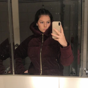 Only pufferjacket  - Säljer min favorit jacka då den blivit för liten för mig :( storlek Xs men passa S oxå, väldigt stor och varm perfekt till vintern och riktigt snygg med moonboots 💕💕