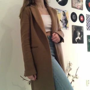 Kappa från Zara i strl XS - Snygg kappa som använts ett fåtal gånger därmed i perfekt skick. Köparen står för frakt. 