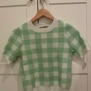 Grön vit randig tröja. Har en liten fläck och därav det bra priset❤️ storlek 32 men passar även 34