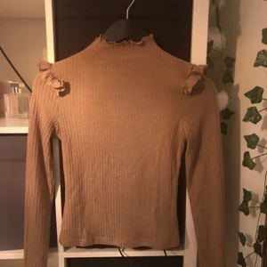 Shein - Säljer denna fina blusen som är brun för att jag inte änvändet den längre bra matrial. Vet inte storlek men passar på mig som är 160/159