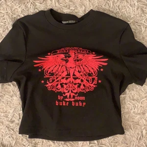 Grafisk t-shirt - Säljer denna grafiska T-shirten pga att den inte kommer till användning, den är strl S men är ganska stretchig så skulle nog kunna passa Xs också!! ❤️