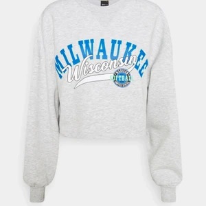 Sweatshirt med tryck  - Grå sweatshirt med trygg på från Gina Tricot, nypris 250kr, inte använd så mycket. Frakt tillkommer 