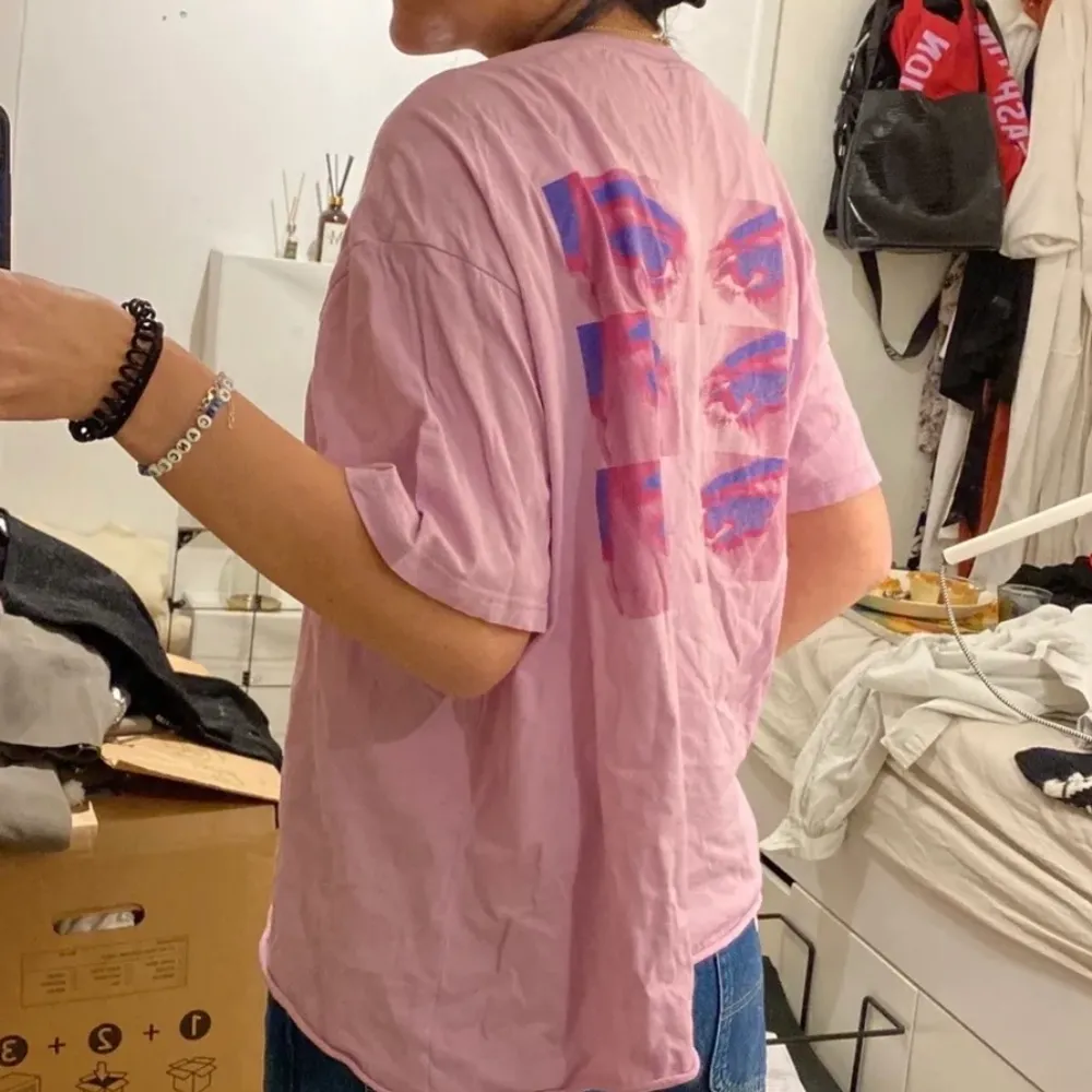 Säljer denna t-shirt i storlek M från H&M för 80kr!. T-paidat.