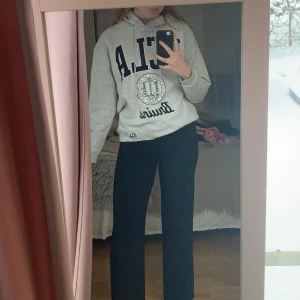 UCLA hoodie  - UCLA hoodie köpt från H&M i strl S.   Vid frågor är det bara att skriva!🥰  Nytvättad! 