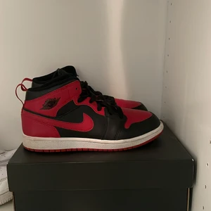 Röda Jordans 34 - Använda ett få tal gånger. Barnstolek 34, säljer pågrund av inte kommer i användning. Köpta för 700kr , låda medföljer 