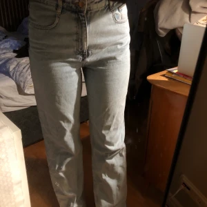 Jeans med slits!  - Säljer dessa super snygga trendiga jeansen med slits! Dom är i toppskick! Köpta från Zara och är i storlek 40. Säljer pågrund av att jag inte använder dom längre. Kan skickas eller mötas upp💜💜