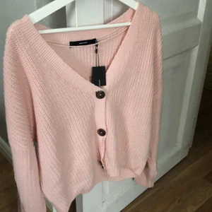 Stickad kofta - Säljer pga den är för stor för mig! Fick i julklapp förra året och har inte haft användning för den❤️lappen är kvar så den är aldrig använd👍🏼 vid frågor eller annat är det bara att höra av sig!