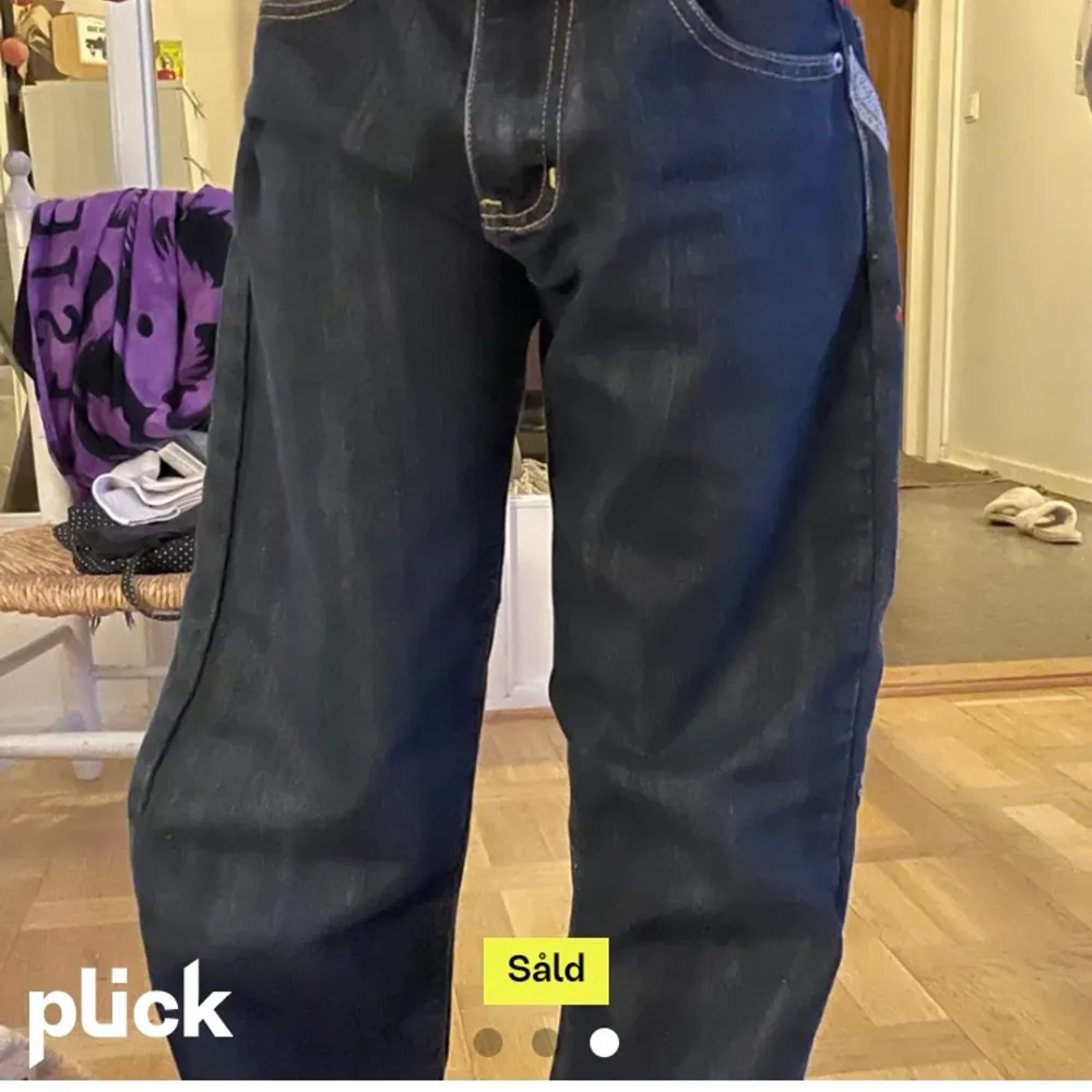 Säljer dessa jättesnygga jeans från märket svgoi.  De två sista bilderna är på förra säljaren. Säljer då jag önska att dom satt mer baggy på mig. Skriv privat för fler bilder eller frågor! Små i storleken!. Jeans & Byxor.
