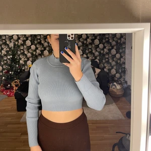 Zara tröja - Säljer denna as snygga tröja ifrån Zara som är öppen i ryggen. Vet ej vad den är köpt för men mitt pris 50kr. Den är i storlek M. Köparen står för frakten💛