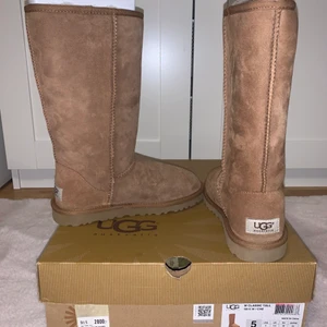 Uggs  - Helt nya Uggs. Köptes för 2800, aldrig använda. Skriv till mig för fler bilder :) Vid snabb affär 950kr. Passa på nu när det är kallt 😁