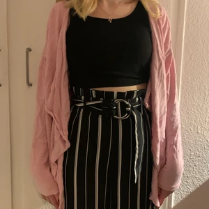 Rosa kofta  - Bra skick. Pris + frakt 66kr eller kom och hämta. 