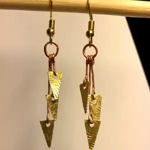 Handgjorda örhängen i gulmetall och koppartråd, nya örkrokar. Snygg kombo med guld och koppar. Längd 5,5 cm.