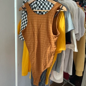 Bodysuit - Jättefin helt ny body som jag aldrig har använt men den har ett litet hål på baksidan (se bild 3) men det går lätt att fixa. 