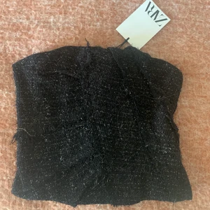 Korsettopp - Säljer denna korsettoppen från zara då jag köpte två storlekar (har strl xs på bilden), helt oanvänd o lapp kvar,dragkedja på sidan