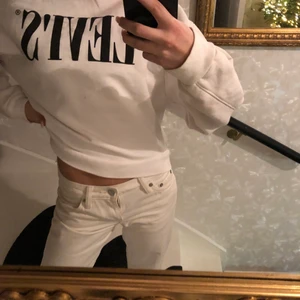 Levis tröja  - Jätte fin Levis tröja i fint skick! Använd få gånger pga inte min stil längre. Storlek xs✨❤️❤️❤️ original pris är 500