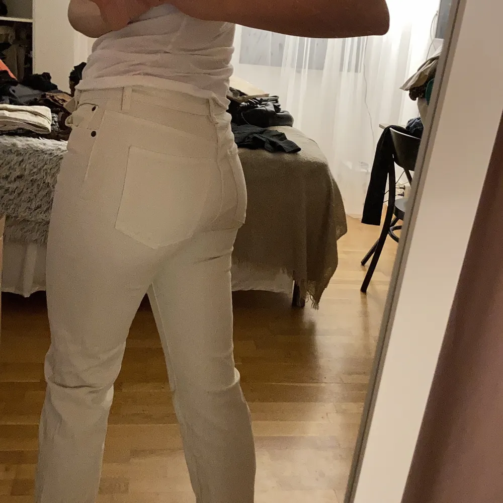 Vita raka jeans köpta från H&M i strl 38.   Vid frågor är det bara att skriva!🥰  Nytvättad! . Jeans & Byxor.