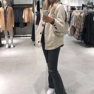 Teddy jacka st 38/M - Köpte för ca 1 år sedan och är använd en halv vinter ungefär, jag är 1,75 typ och den är ner till låren på mig/över rumpan. Köptes för 600kr tror jag på vero Moda men säljer för 200kr