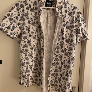 Superdry skjorta storlek L - Fint sick storlek XL men sitter som en L pris kan diskuteras 