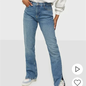 Blåa slitsjeans  - Säljer mina blåa slitsjeans från Nelly i storlek 34. Själv är jag en storlek 36/38 vanligtvis men dessa byxor var stora i storlekarna. Fortfarande jätte fint skick . Har bara haft i nån månad. 300kr ink frakt