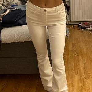 Jättesnygga vita bootcut jeans från zara i strl: 36. Aldrig använda utan har endast legat i min garderob i cirka ett år. Mycket fint skick, köparen står för frakten💗📦