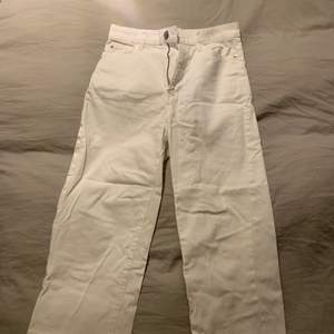 Vita jeans (Hanna) från Lindex i storlek 36. Jeansen är i mycket fint skick! Dem är för korta för mig som är 1,69m så det är något att tänka på!!🤍 passar alltså någon kortare🥰