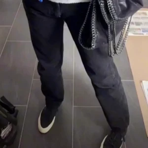 Jeans från Zara - Lägger ut ingen pg oseriös köpare, trendiga jeans från Zara i stl 34💕 hör av er om ni har frågor 