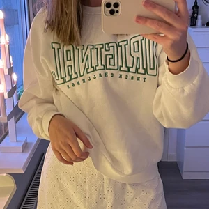 Ginatricot sweatshirt i storlek S - Populär och slutsåld sweatshirt från Ginatricot i storlek S. Säljer denna då den inte längre kommer till användning av mig. Säljer den för 100kr då den fortfarande är i bra skick på utsidan men dock lite nopprig och inte lika mjuk på insidan längre, men också även slutsåld på hemsidan. Ordinarie pris: 249kr. Frakt ingår inte i priset. 