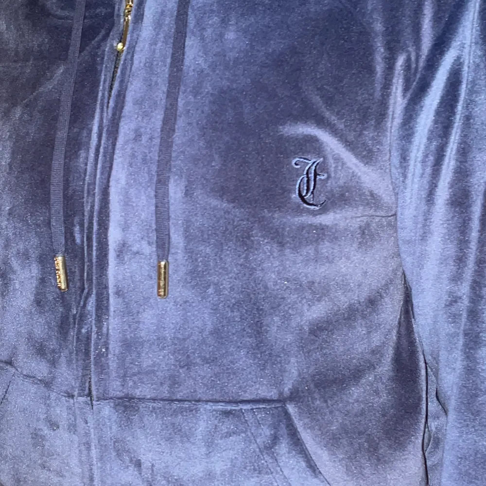 Säljer denna jätteeftertraktade juicy couture tröjan. Tröjan är i färgen nightsky och är i classic velour. Köptes i Skottland på höstlovet för ca 1100 kr. Säljer då den inte kommit till användning. Om flera är intresserade blir det budgivning!💕 Hör av er om ni är intresserade!. Hoodies.