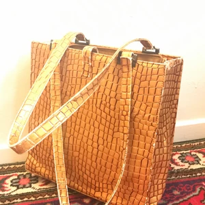 Orange axelväska - Köpr second hand i ganska slitet skick, den är så speciell och fin så köpte den ändå men har ej använt mycket pga matchar inte min klädstil riktigt… kan skicka fler bilder