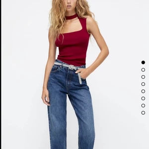 Zara - Säljer denna sjukt snygga röda toppen som är helt slutsåld från Zara. Den är helt ny och säljer då jag hade tänkt ha den på julafton, men inte hade det då paketet kom för sent. Toppen är i storlek M men passar perfekt på mig som annars har storlek S. Toppen är även väldigt stretchig och passar därför nog även på dem som har storlek S-L. Buda från 230kr eller köp direkt för 400kr. Köparen står för frakt💗