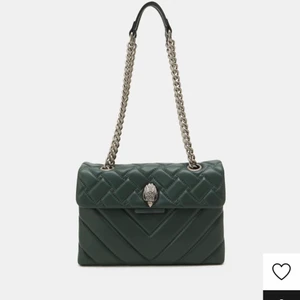Grön Kurt Geiger väska - vill kolla om någon är intresserad av min kurt geiger som är lite använd men fortfarande i helt perfekt skick! inget är rostigt eller fläckigt❤️ nypris: 2600kr❤️ öppen för byten gärna en svart zadig väska modellen SUNNY