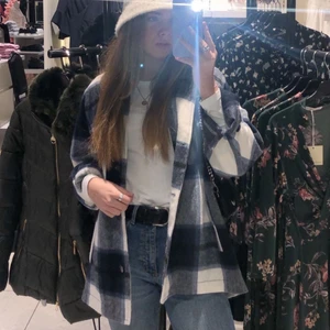 Zara jacka - Rutig skjortjacka från zara. Supersnygg. Använd flera gånger men i väldigt fint skick. Perfekt som en vår/höstjacka eller som en tröja under vinterjackan😍🤩